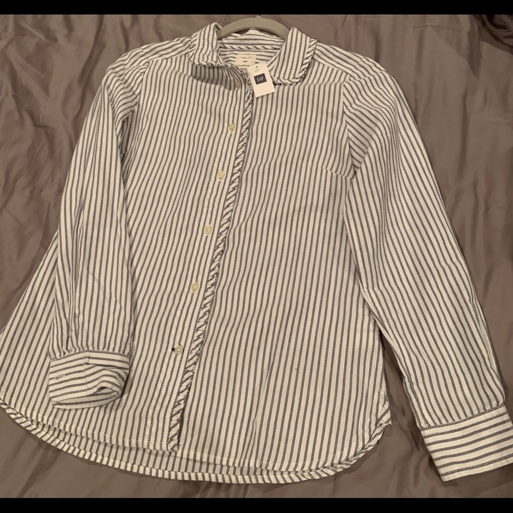 Women’s ruffle detail button up